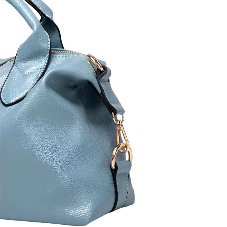 Borsa a mano in pelle blu chiaro, design elegante, dettagli in metallo dorato, ideale per moda donna, accessorio di lusso, stile contemporaneo.