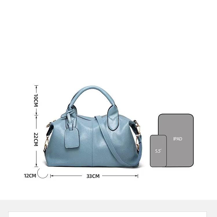 Borsa a mano in pelle blu, dimensioni 33x22x12 cm, con etichetta e manici, confrontata con iPad e smartphone. Elegante e spaziosa.