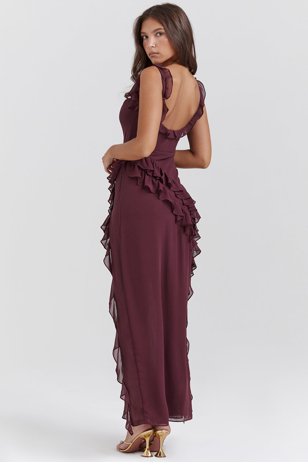 Abito lungo elegante da sera in chiffon bordeaux con volant, scollo a V, senza maniche. Perfetto per eventi formali e cerimonie.