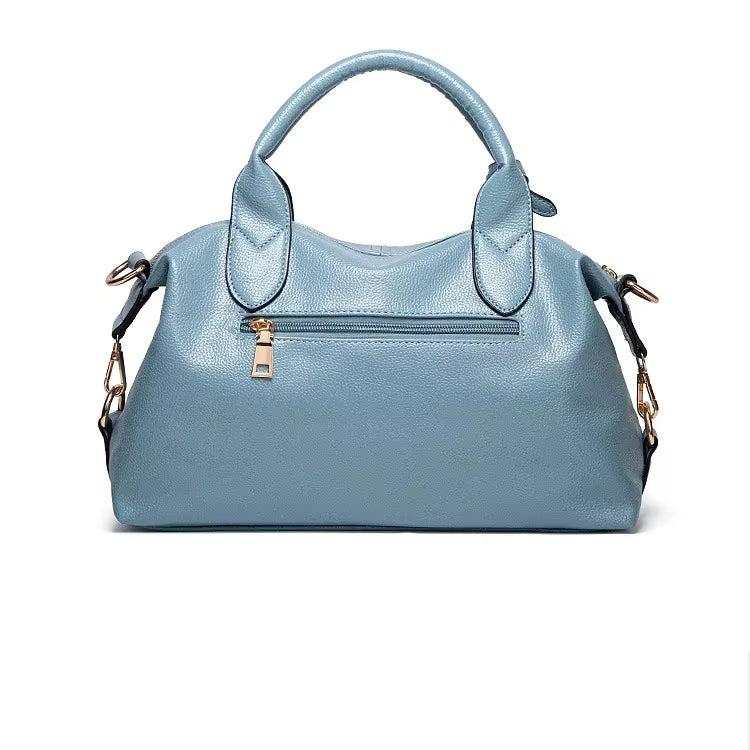 Borsa a mano in pelle blu chiaro, design elegante con tasca frontale con zip, manici robusti e tracolla regolabile. Accessorio moda donna.