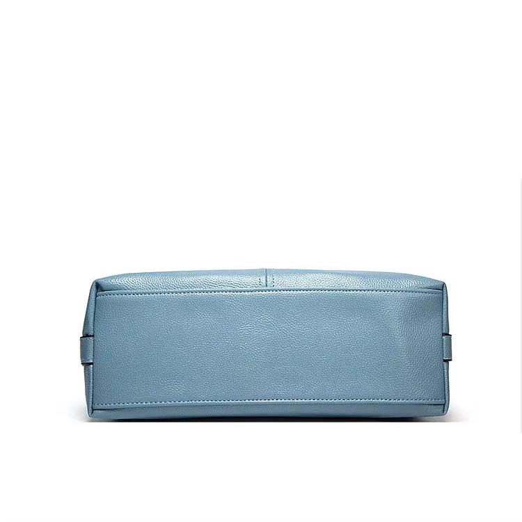 Borsa a tracolla in pelle blu chiaro, design rettangolare, elegante e moderna. Accessorio moda donna, ideale per ogni occasione.