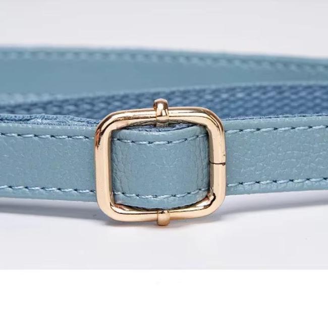 Cintura in pelle azzurra con fibbia dorata quadrata, elegante e moderna, accessorio moda donna, alta qualità, stile casual chic.