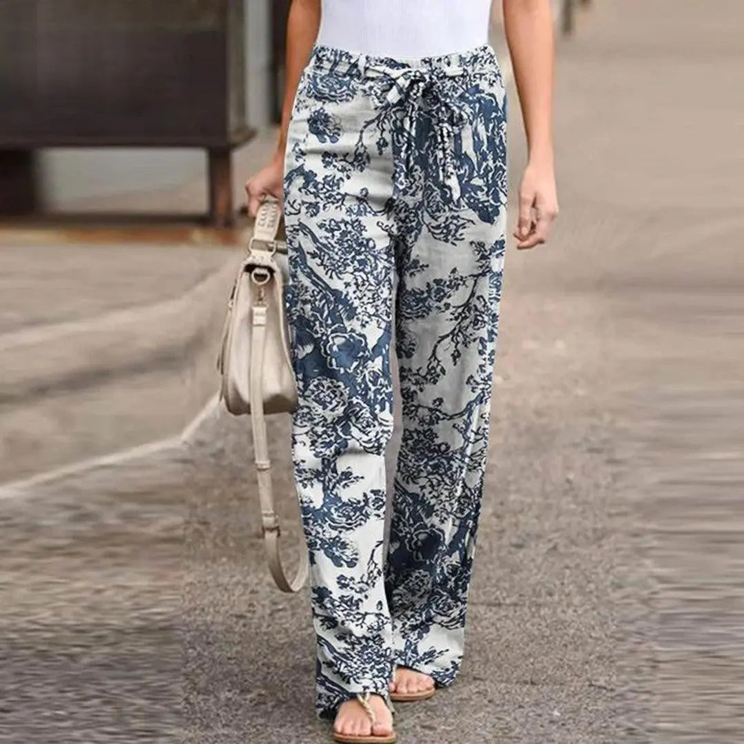 Pantaloni donna a vita alta con stampa floreale blu e bianca, stile casual, tessuto leggero, perfetti per l'estate.