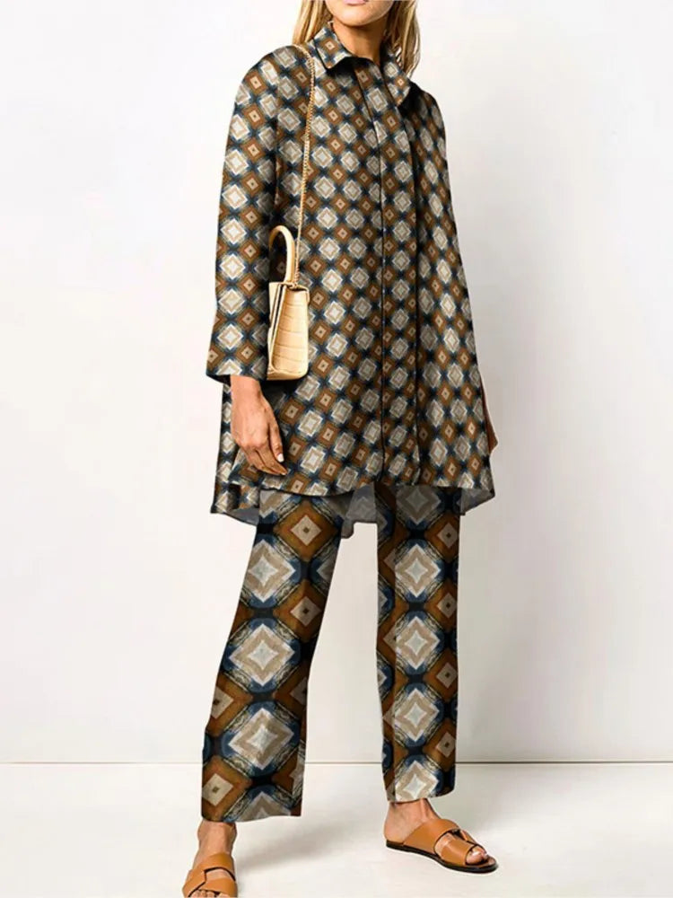 Completo donna elegante con motivo astratto blu e bianco, camicia lunga e pantaloni coordinati. Moda femminile, abbigliamento casual chic.