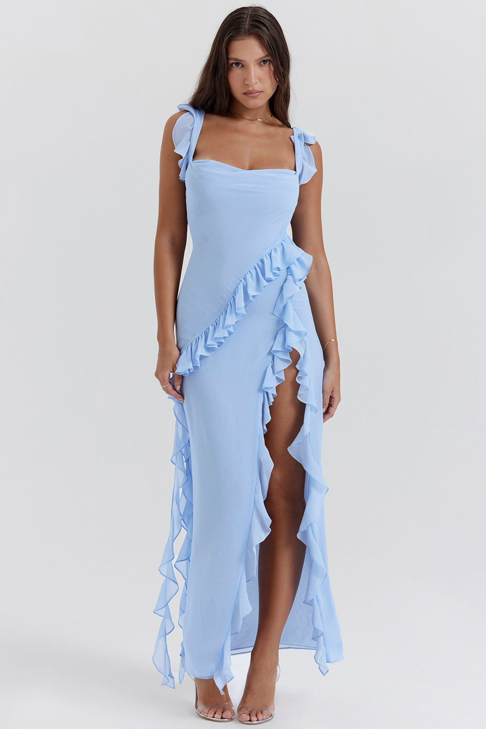 Abito lungo azzurro con balze, spacco laterale e spalline larghe. Elegante e moderno, ideale per eventi estivi e cerimonie.
